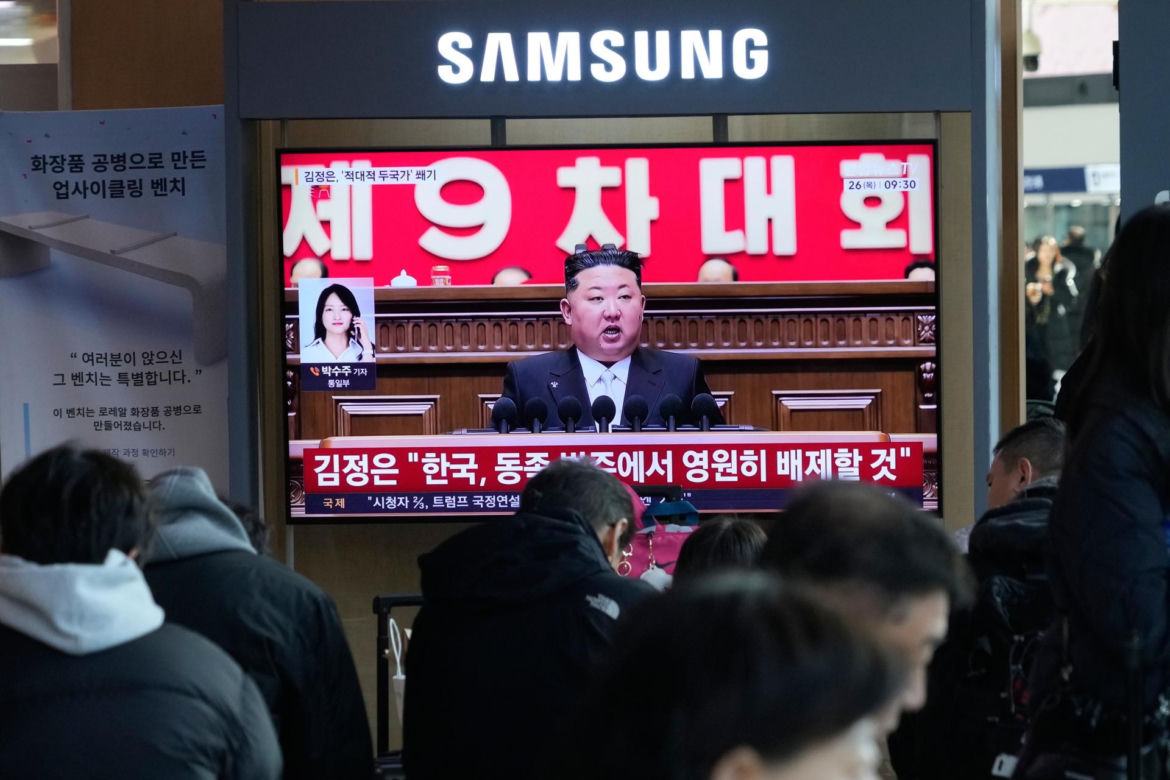 Korea Płn./ Przywódca Kim Dzong Un z 13-letnią córką testowali nowe pistolety