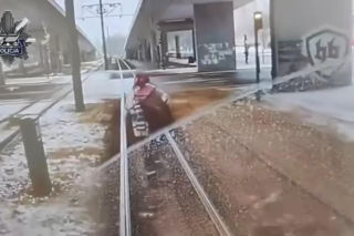 Obraziła się na motorniczego i zablokowała ruch! Usiadła na torach, wstała i zaczęła iść