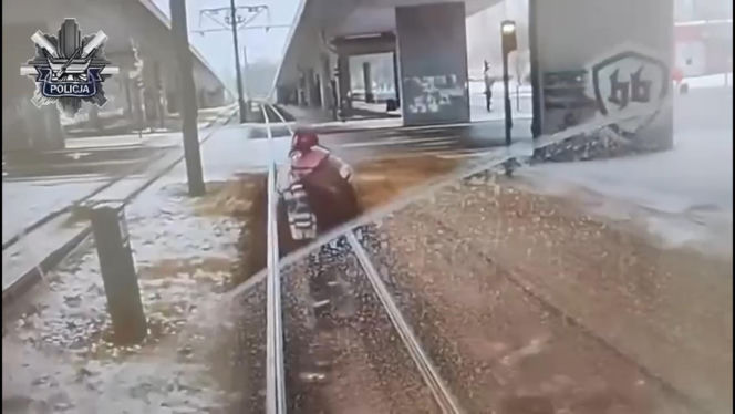 Obraziła się na motorniczego i zablokowała ruch! Usiadła na torach, wstała i zaczęła iść