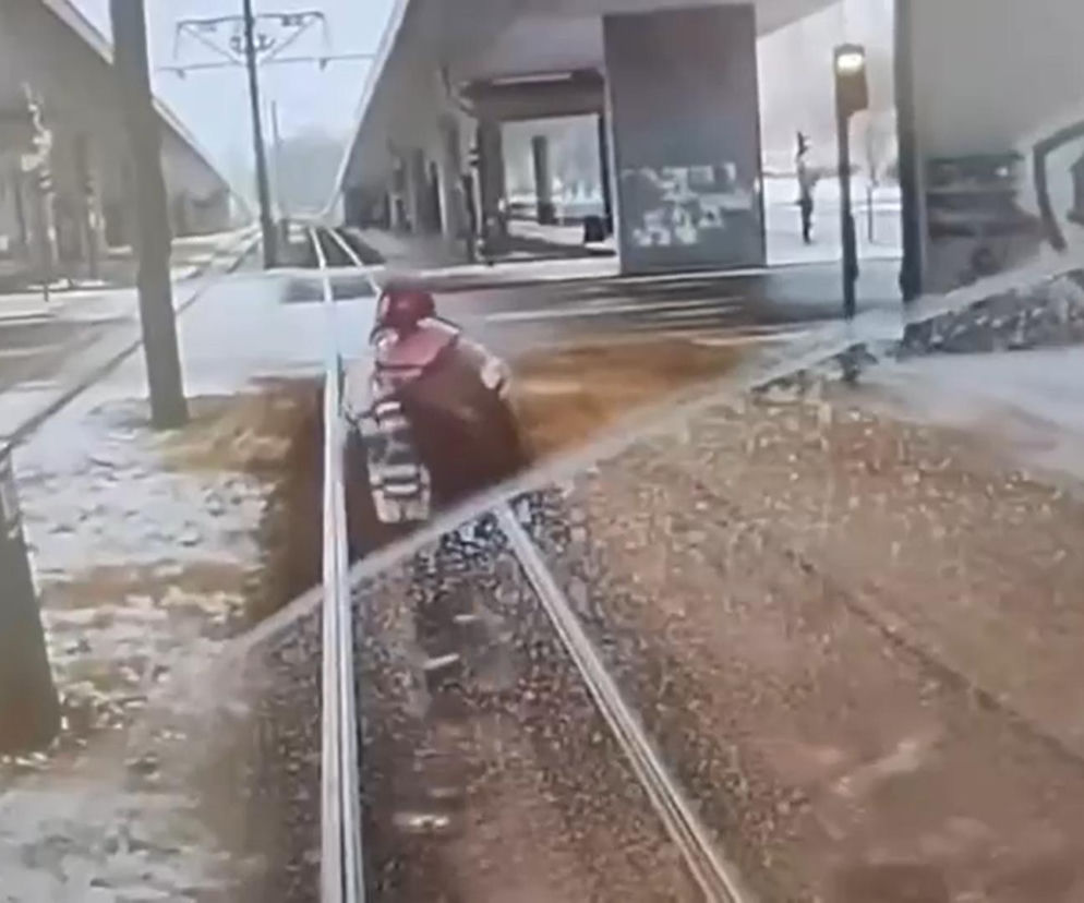 Obraziła się na motorniczego i zablokowała ruch! Usiadła na torach, wstała i zaczęła iść przed tramwajem
