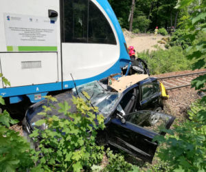Koszmarny wypadek w Mikołowie! Kobieta w BMW wjechała pod pociąg