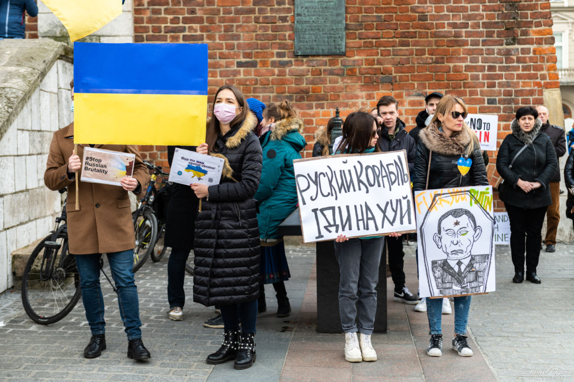 Kraków solidarny z Ukrainą! Wielka manifestacja na Rynku Głównym [ZDJĘCIA]
