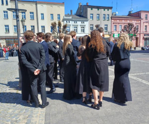 Polonez maturzystów z I LO na rynku w Ostrzeszowie