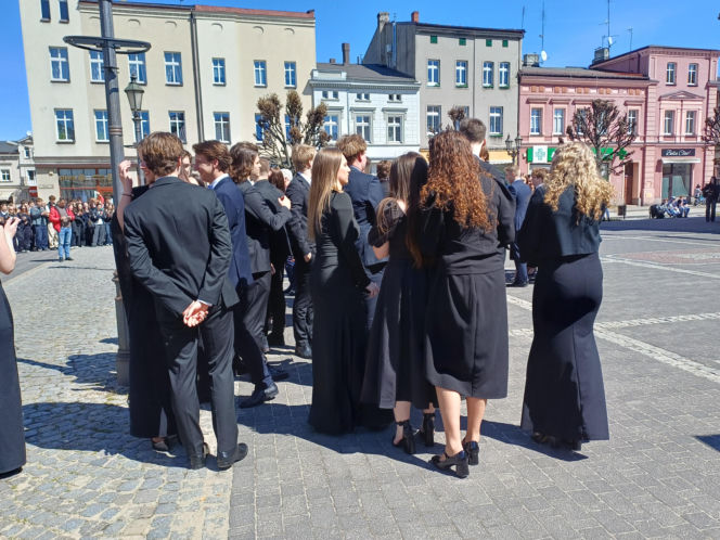 Polonez maturzystów z I LO na rynku w Ostrzeszowie