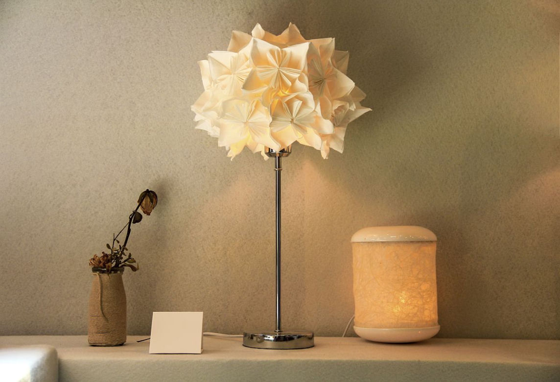 Klimatyczna lampa stołowa we wnętrzu