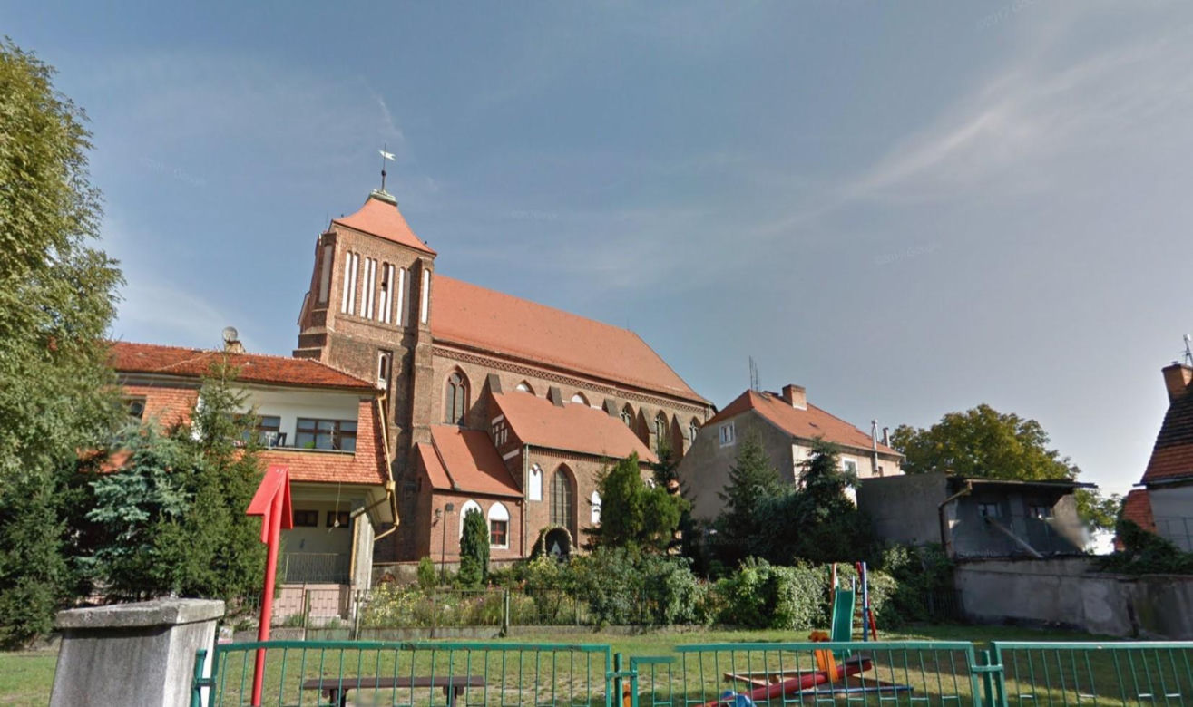 Najdalej na północ wysunięte miasto na Dolnym śląsku. Dawne mury obronne wciąż tu istnieją 