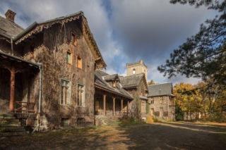 Zazwyczaj stanowi odpad w przemyśle drzewnym. Ale to też oryginalny materiał. Elewacja z kory - rzadka, droga, unikatowa