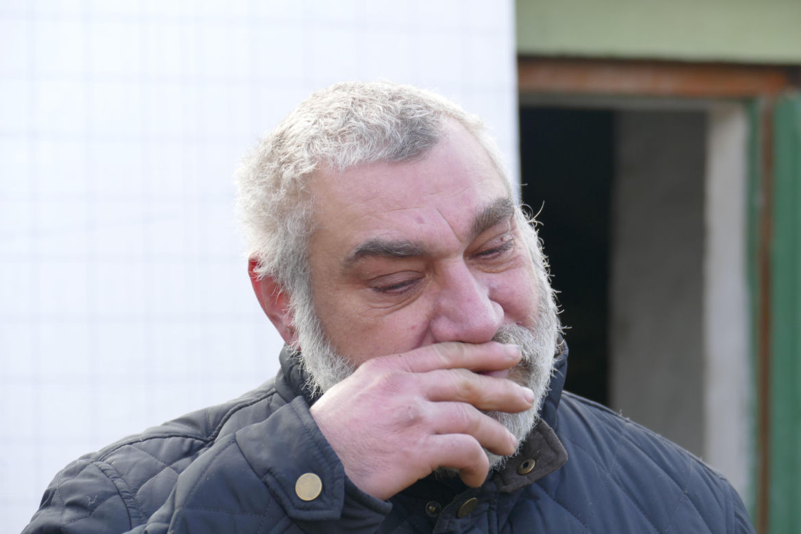 Pochował żonę, komornik zlicytował mu dom. Piotr nie ma gdzie żyć
