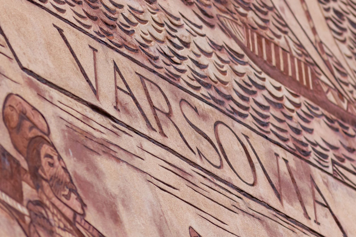 Nowe życie sgraffito. Zobacz odrestaurowane cztery warszawskie sgraffiti 