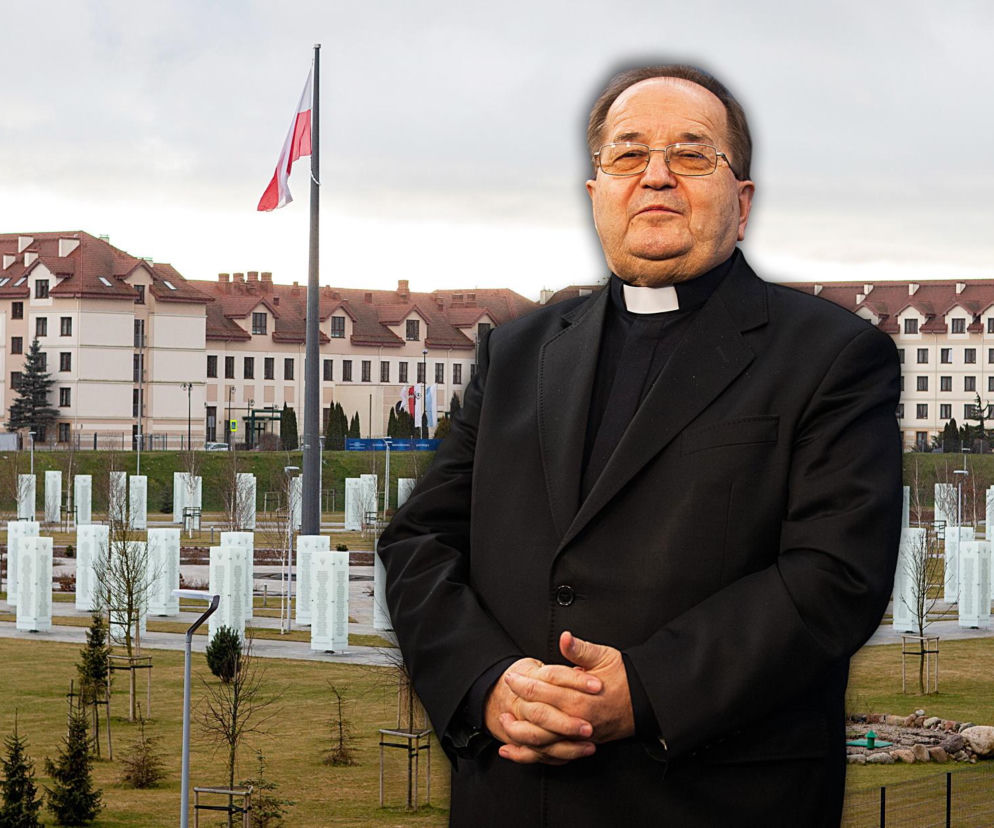Ojciec Tadeusz Rydzyk na tle budynków uczelni w Toruniu. O opiniach na temat AKSiM przeczytasz na SE.