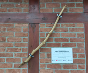 Prześmiewcza tablica pamiątkowa na miejskim szalecie. Ktoś robi sobie żarty z Jarosława Kaczyńskiego i prezydenta Zaleskiego