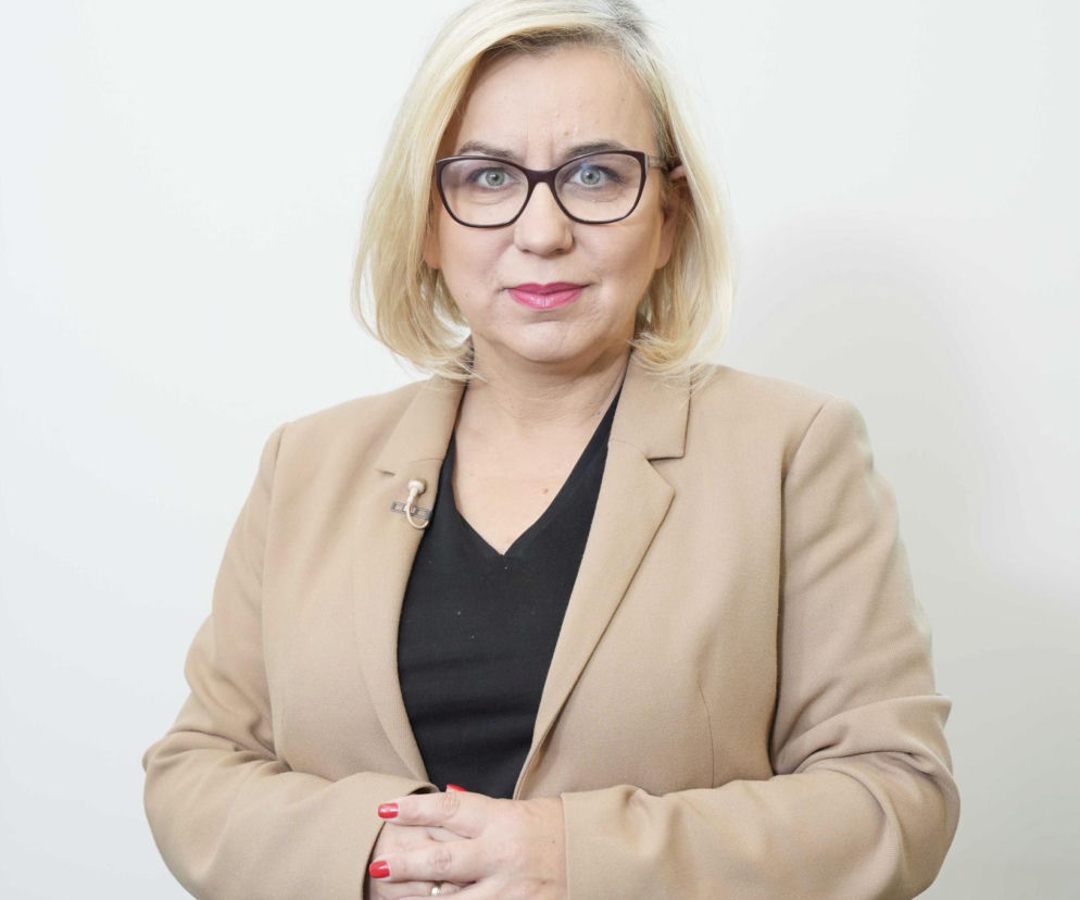 Minister klimatu Paulina Hennig-Kloska w beżowej marynarce. O sporze o system kaucyjny przeczytasz na SE Polityka.