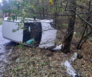 Wypadek na granicy dwóch powiatów. Kobieta uderzyła samochodem w drzewo