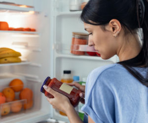 Jedno słowo na etykiecie kosztuje cię setki złotych. Sprawdź, kiedy naprawdę trzeba wyrzucić jedzenie