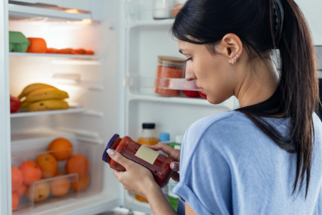 Jedno słowo na etykiecie kosztuje cię setki złotych. Sprawdź, kiedy naprawdę trzeba wyrzucić jedzenie