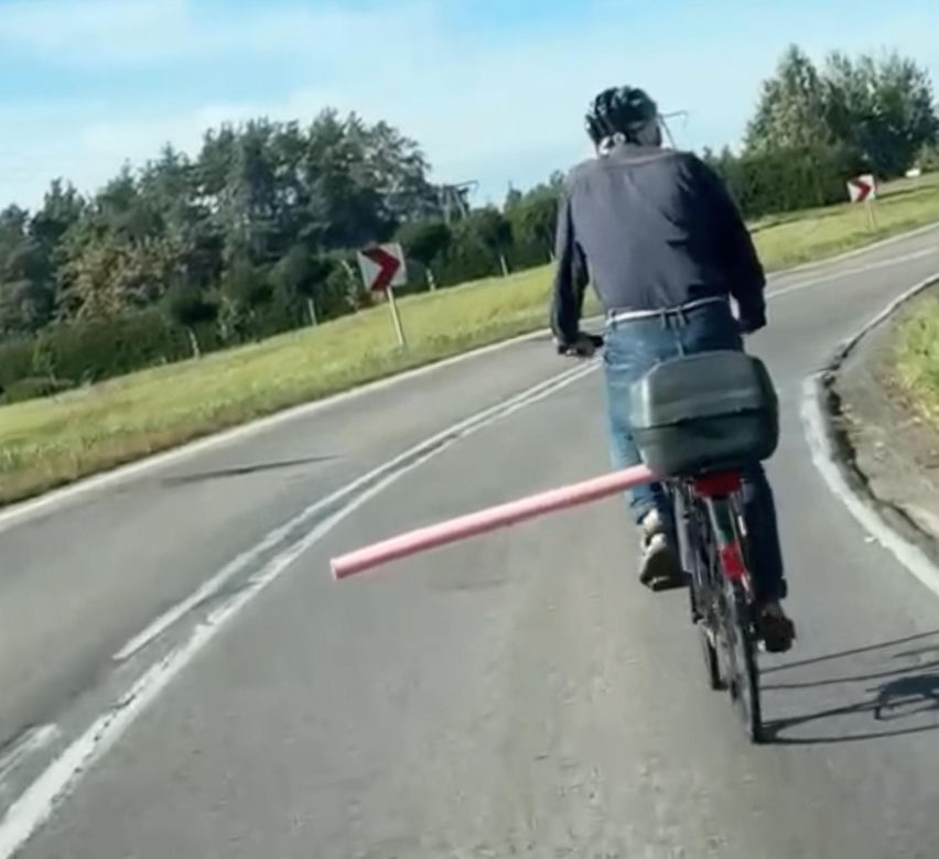 Rowerzysta z różową rurą paraliżuje drogę? Kierowcy dobrze go znają. To prowokator?