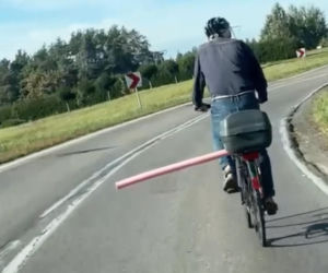 Rowerzysta z różową rurą paraliżuje drogę? Kierowcy dobrze go znają. To prowokator?
