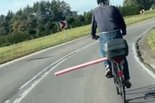 Rowerzysta z różową rurą paraliżuje drogę? Kierowcy dobrze go znają. To prowokator?