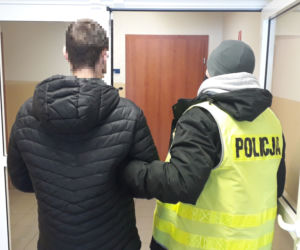 Zaatakował i ukradł torebkę. To prawdopodobnie on wcześniej napadł z nożem na sklep