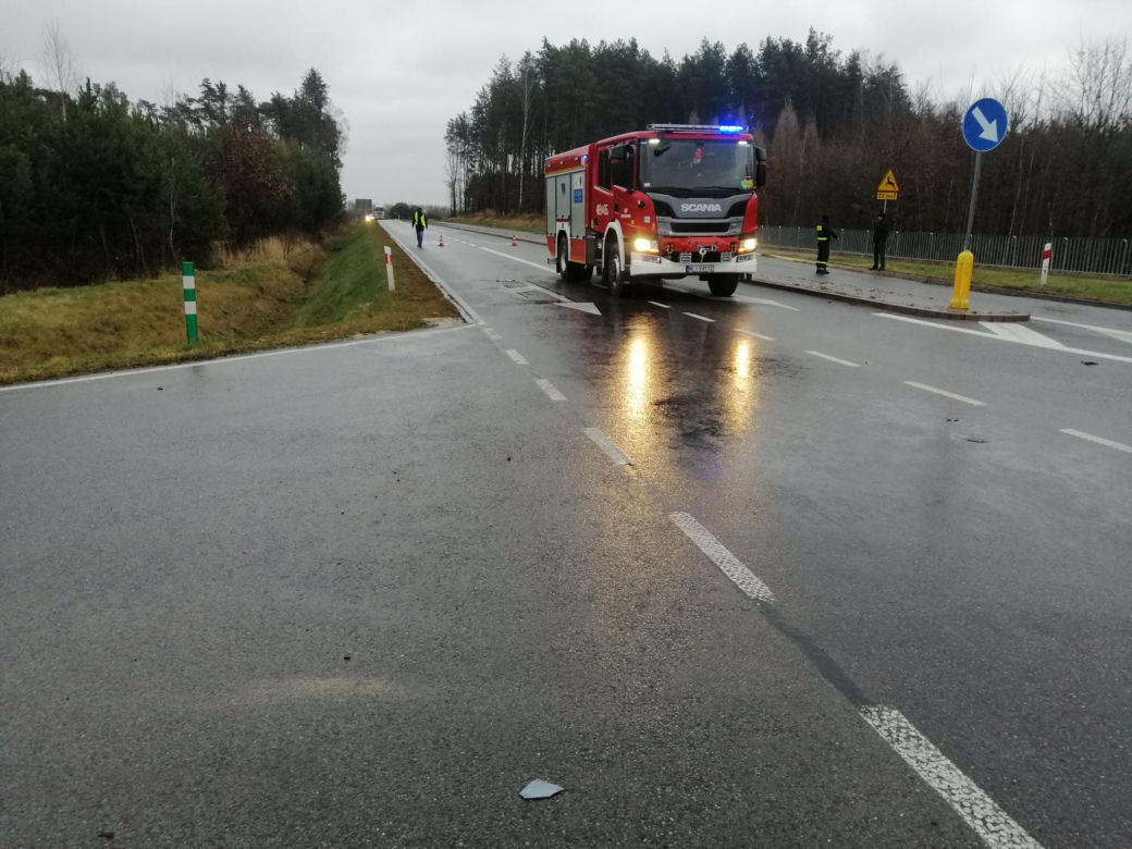 Koszmarny wypadek pod Solcem nad Wisłą! Nie żyje pasażer opla, 44-latkę zabrała karetka [ZDJĘCIA]