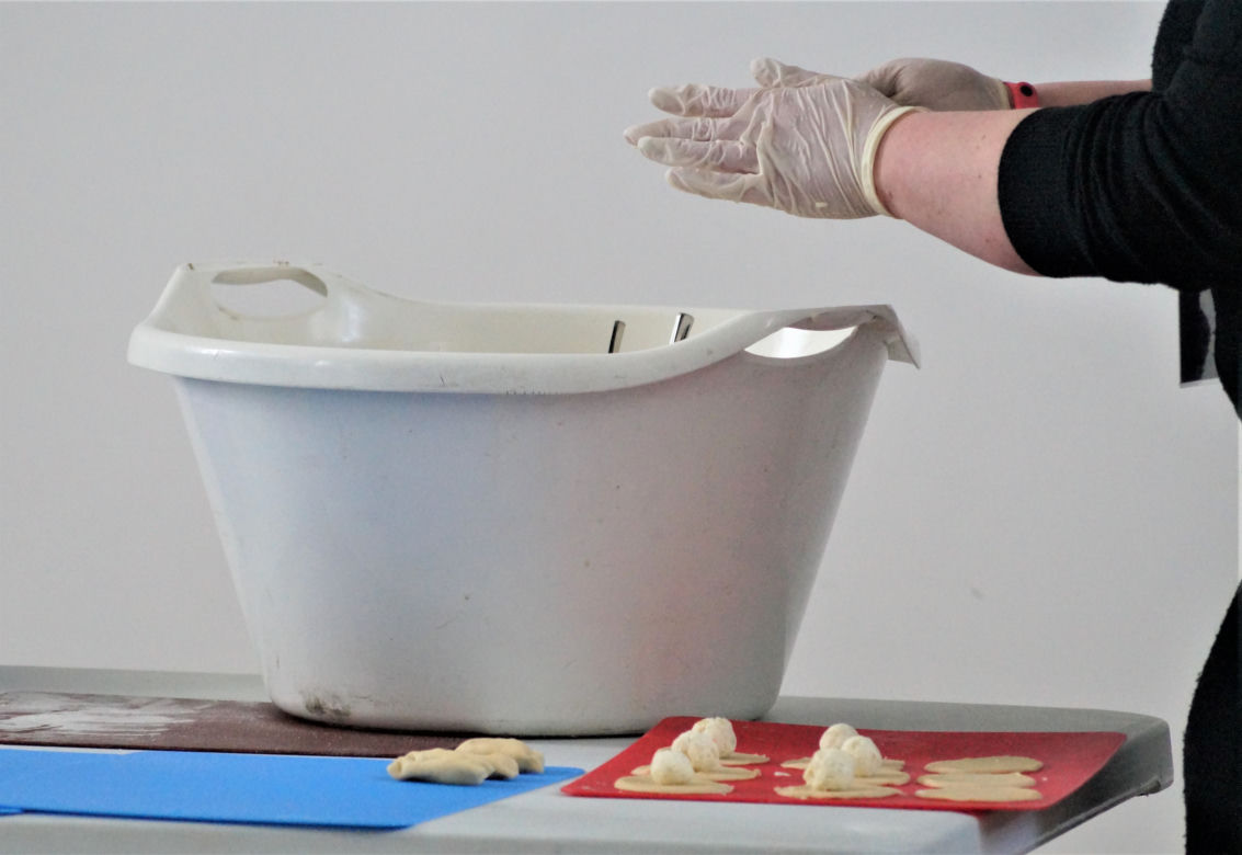 Lepią pierogi dla potrzebujących! Wyjątkowa akcja w bydgoskiej Bazylice