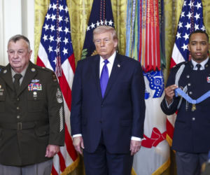 Ludzie poruszeni wyczynem żołnierza, którego pośmiertnie odznaczył Trump