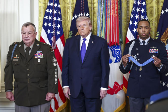 Ludzie poruszeni wyczynem żołnierza, którego pośmiertnie odznaczył Trump