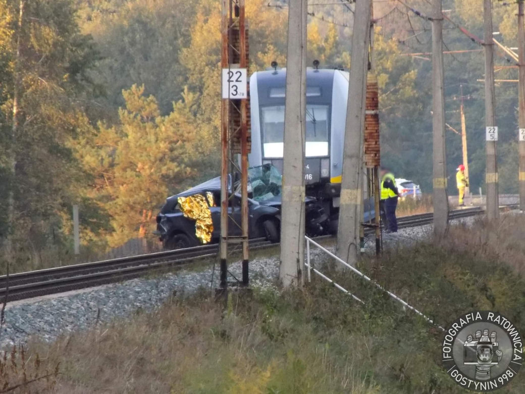 Wjechał hyundaiem pod pociąg! 61-latek zginął w wypadku pod Gostyninem [ZDJĘCIA]