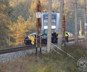 Wjechał hyundaiem pod pociąg! 61-latek zginął w wypadku pod Gostyninem [ZDJĘCIA]