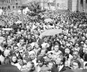 Uroczystość Bożego Ciała w Warszawie celebrowana przez Prymasa Polski kardynała Stefana Wyszyńskiego - 1957 rok