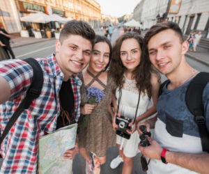 Platforma Airbnb sprawdziła, jak podróżuje pokolenie Z. Koniec z długimi wojażami po świecie? [RAPORT]