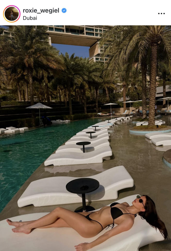 Roksana Węgiel-Mglej rozciąga się w Dubaju