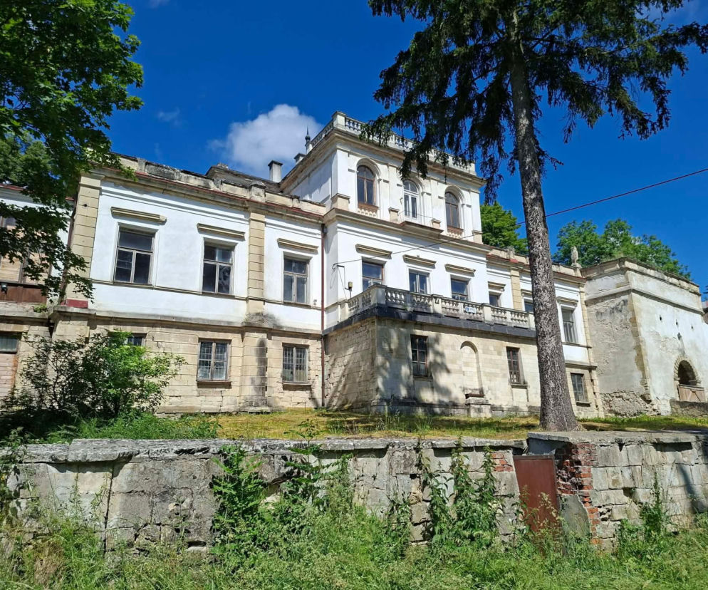 Sancygniów. Mało kto wie o tym pałacu. Zdobiły go 24 posągi najwybitniejszych Polaków