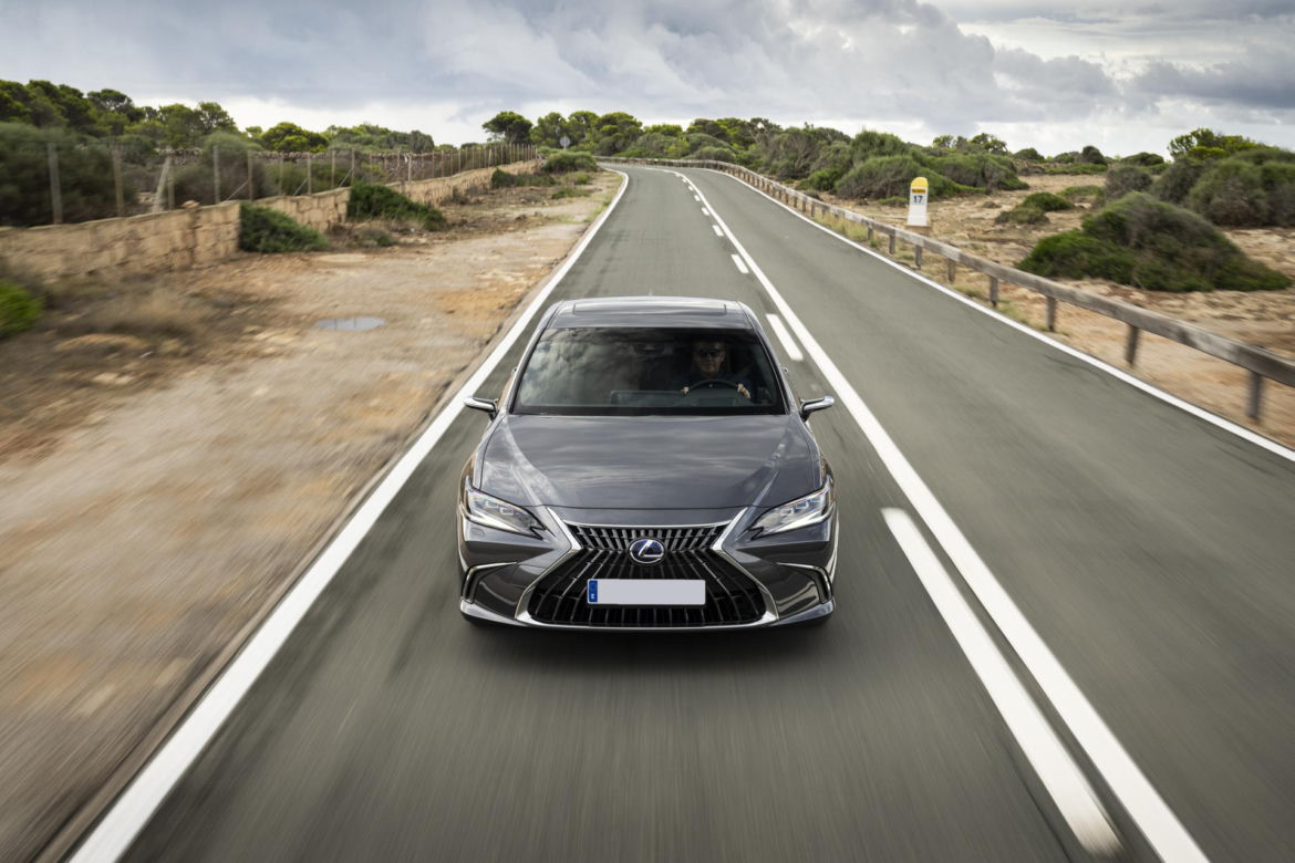 Obajtek i Lexus ES 300h