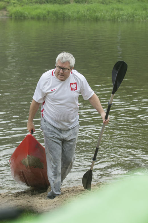 Ryszard Czarnecki spływa kajakiem rzeką Wkrą