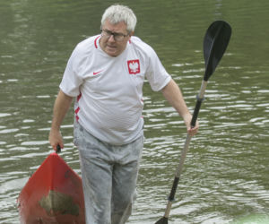 Ryszard Czarnecki spływa kajakiem rzeką Wkrą