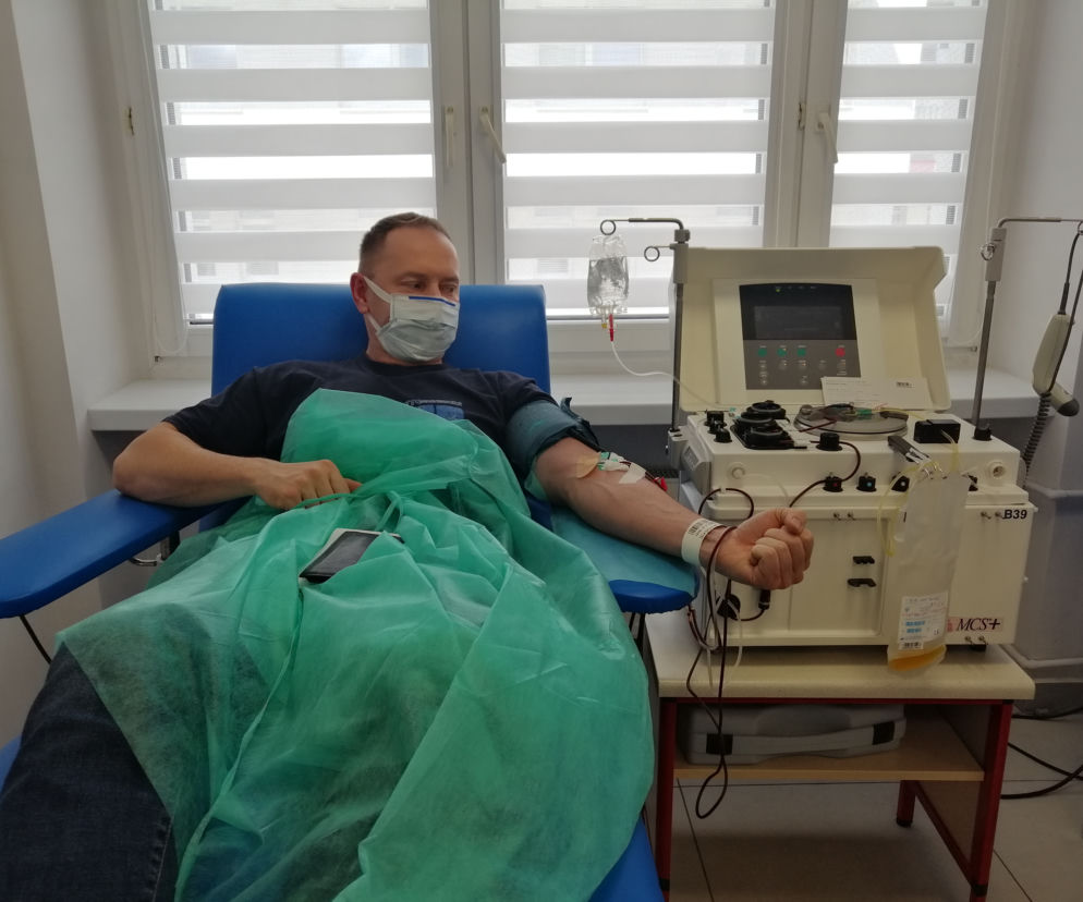 Policjanci oddają osocze