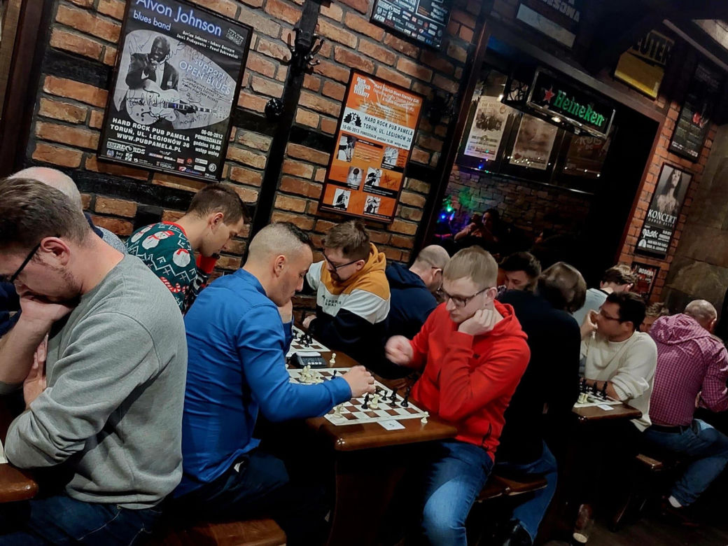 Świąteczny turniej szachowy w toruńskim Hard Rock Pubie Pamela. Koszykarki z Energa Toruń uświetniły zawody