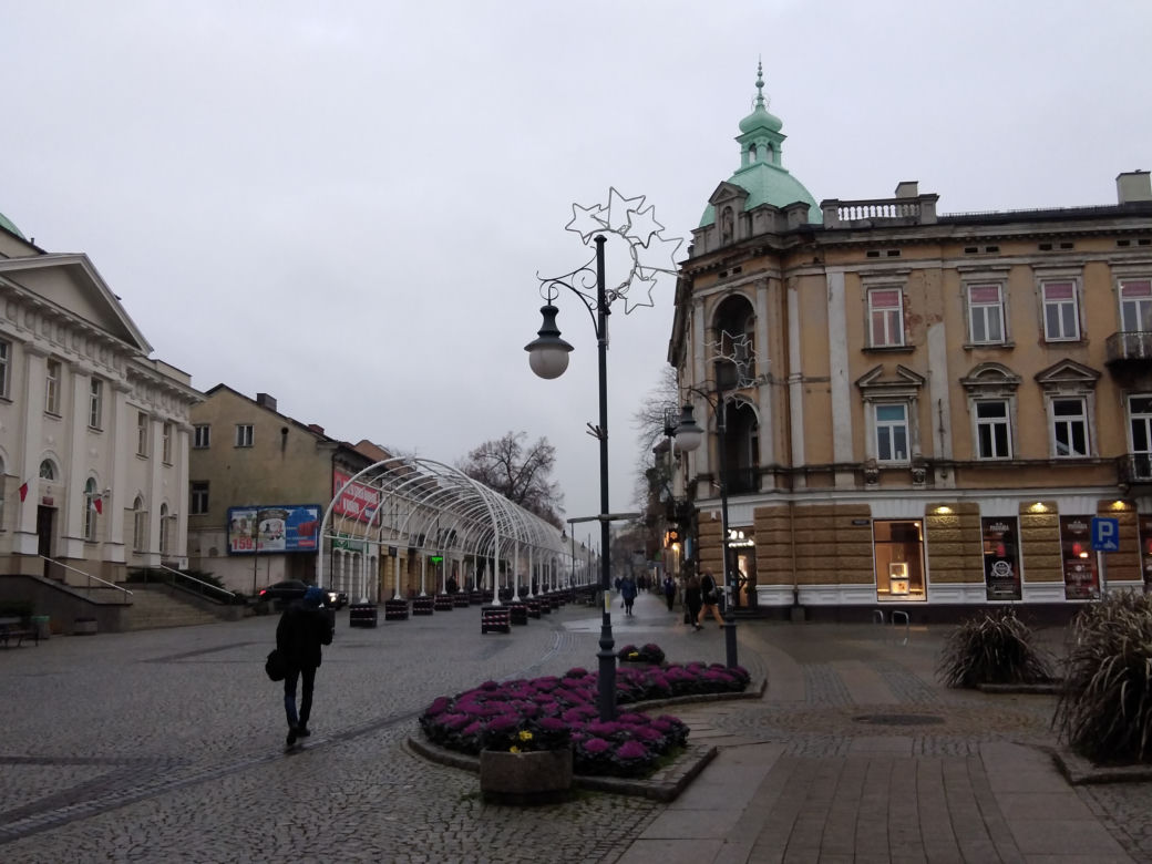 Radom szykuje się na święta. Trwa montaż ozdób