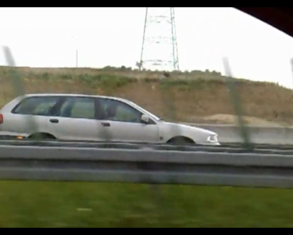 Volvo pędzące pod prąd na autostradzie