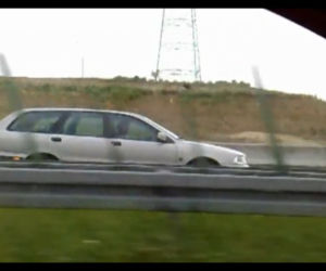 Volvo pędzące pod prąd na autostradzie