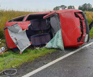 Buszkowo koło Bydgoszczy: Dachowanie auta. Trzy osoby zakleszczone [ZDJĘCIA]