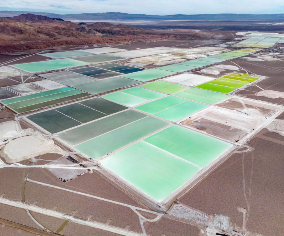 Kopalnia litu w USA, ukazująca rozległe, zielone zbiorniki odparowujące i hałdy białej soli. Obraz przedstawia technologię wydobycia kluczowego surowca dla akumulatorów, o czym przeczytasz na Super Biznes.