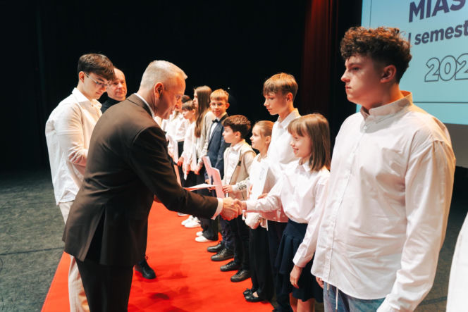 Najzdolniejsi uczniowie odebrali stypendia Prezydenta Miasta Siedlce