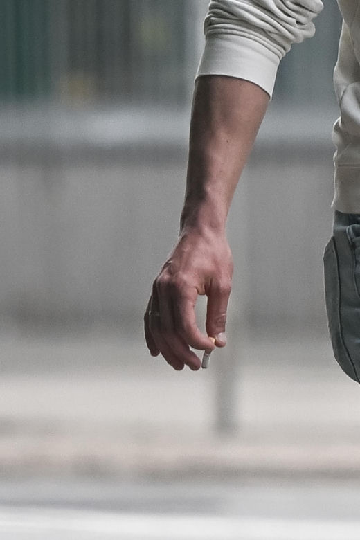 Filip Gurłacz na spacerze z żoną i synem. Nie zwalczył nałogu 