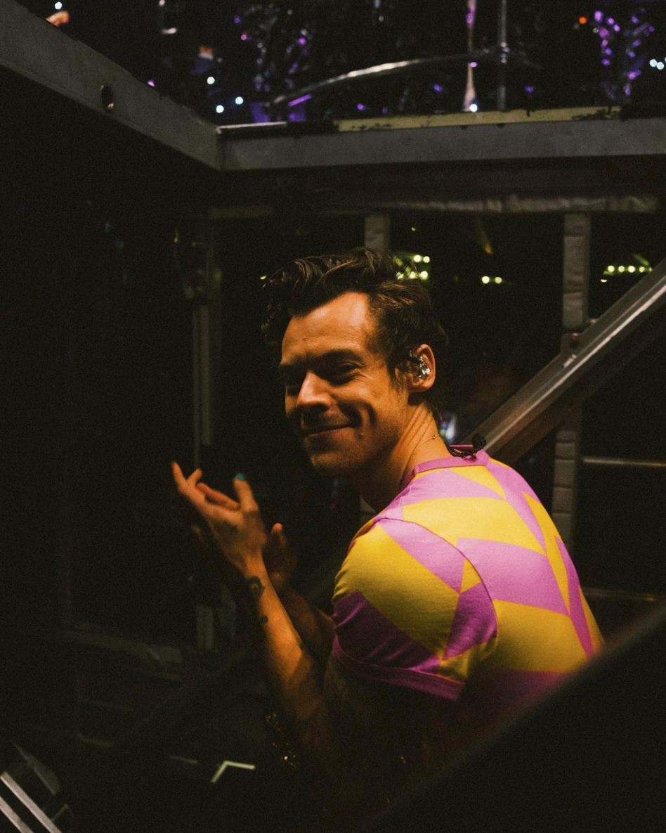 Harry Styles ŚCIĄŁ swoje piękne, długie włosy. Jest prawie ŁYSY!