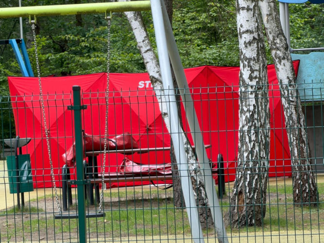 Makabryczne odkrycie na placu zabaw pod Warszawą. Ciało mężczyzny na zjeżdżalni