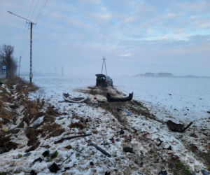 Wypadek w Nowej Wsi. Dwa auta rozbite, roztrzaskana kapliczka. Co się stało?