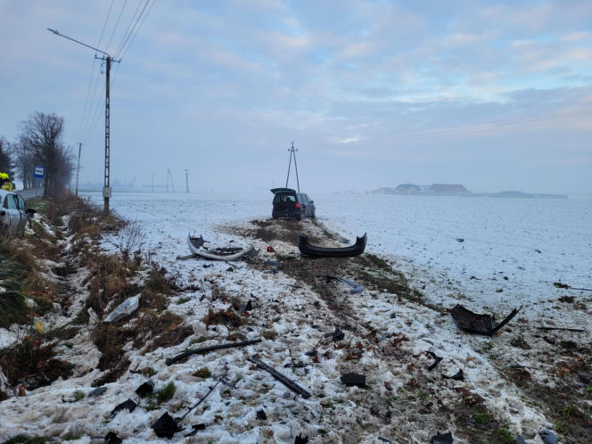 Wypadek w Nowej Wsi. Dwa auta rozbite, roztrzaskana kapliczka. Co się stało?