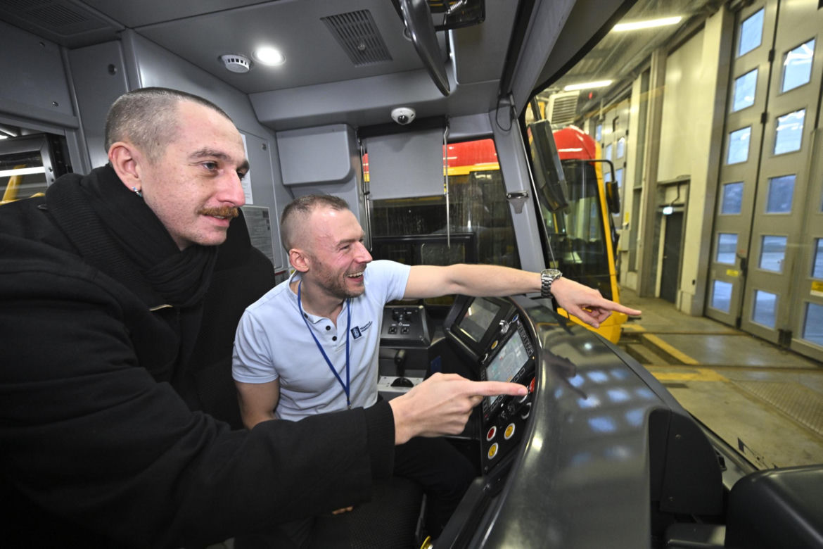 Warszawa ściąga motorniczych z Krakowa. Kuszą wysokimi zarobkami i licznymi benefitami. „Tutaj łatwiej się jeździ”